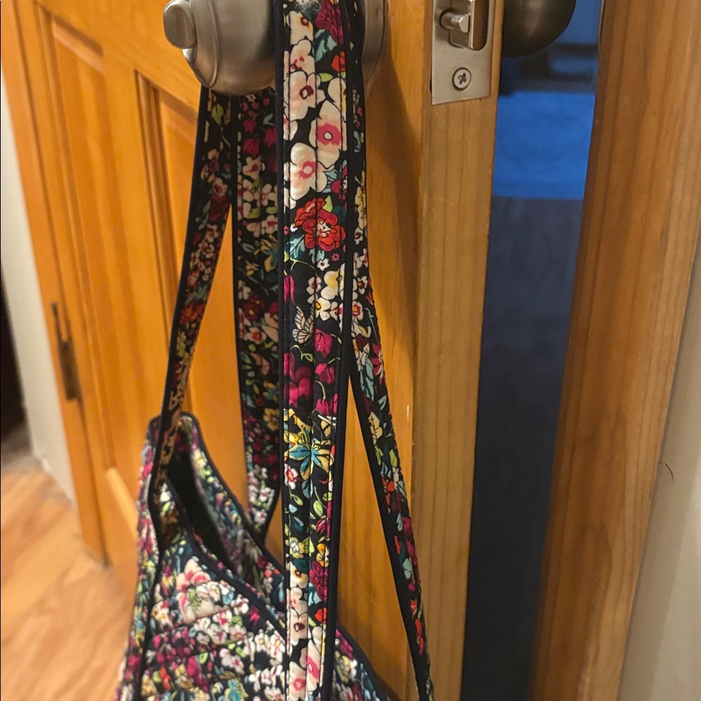 Vera Bradley cotton floral Tote in Itsy Ditsy floral pattern. - Picture 8 of 9